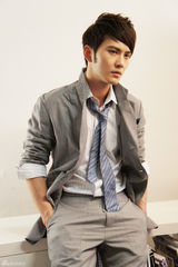 组图：徐正曦接受杂志专访 帅气型男升级做偶像