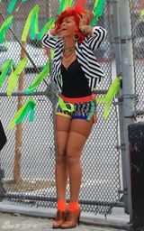 组图：蕾哈娜纽约街头拍MV 红发热裤打扮惹眼