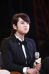 高清组图：金荷娜宣传《宠物》 张根硕送飞吻抛媚眼