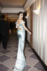 组图：范冰冰任品牌大使 露肩深V礼服爆乳性感