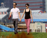 组图：安妮-海瑟薇与未婚夫遛狗晒幸福