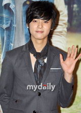 组图：韩片《Acoustic》试映会 女星申世京精致亮相