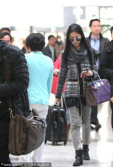 组图：刘亦菲潮装出街 墨镜遮面遇偷拍面露不悦