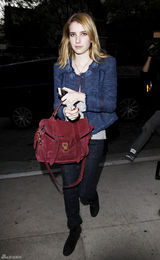 高清组图：艾玛-罗伯兹街拍深蓝色上衣搭配红包