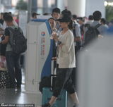 组图：刘诗诗素颜亮相机场 避安检猛喝饮料