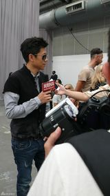 组图：夏雨戴墨镜潮爆纽约时装周 帅气自信