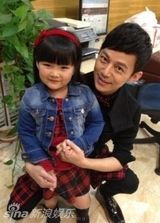 组图：王诗龄卖萌照撞脸童年王菲