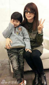 组图：孟庭苇全家私照曝光 正太儿子可爱耍宝