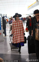 组图：范冰冰赴巴黎母亲送行 穿潮衣拿男包霸气外露