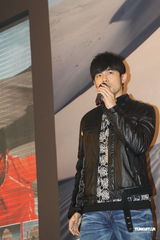 组图：周杰伦关注极限探索 为好友出征打气加油 