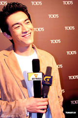 组图：林更新阳光帅气亮相活动 粉丝众多引现场混乱