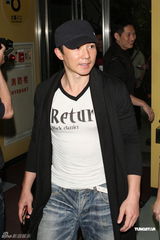 组图：周杰伦张惠妹同穿红裤默契对唱