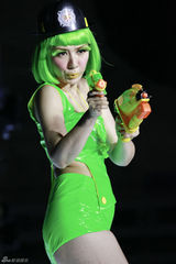 高清图：《东成西就2011》黄奕雷人装束堪比GAGA