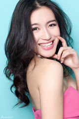 组图：苏青曝写真人比花娇 清纯笑容展花漾魅力