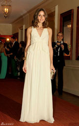 组图：纽约名媛奥利维亚-巴勒莫白色礼服亮相