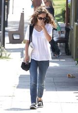 组图：娜塔莉-波特曼白衣素颜 巨星气质十足