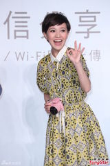 组图：郭釆洁短裙出席活动 回应婚前性行为