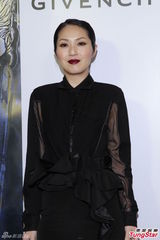 组图：杨千嬅开叉露背再走性感风 为爱子学省钱