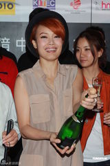 组图：容祖儿帅气造型现身 与卢凯彤支持声演会