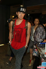 组图：吴建豪返台证实婚讯 否认奉子成婚