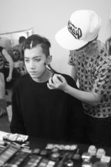 组图：快男热血复活赛 范世琦对抗居来提