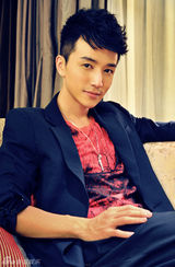 组图：许诺拍白领时尚大片展活力休闲