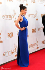 组图：艾美奖红毯 阿汤嫂凯蒂宝蓝长裙线条利落