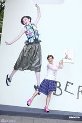 组图：郭采洁新专辑宣传秀美腿裙底险走光