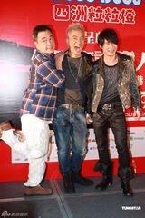 组图：任贤齐香港个唱白发登场 热吻好友陈升