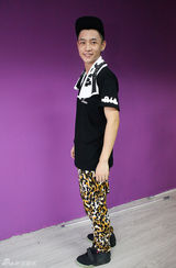 组图：魏晨个唱彩排现场曝光 努力练舞狂洒汗