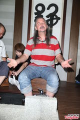 组图：马修连恩体验泡脚 一脸陶醉好舒爽