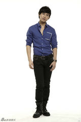 组图：成毅动感写真 魅力熟男气质点亮眼球