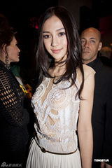 组图：Anglebaby透视装现身巴黎 获设计师力邀见