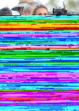 组图：娜塔莉-波特曼现身片场 草丛中拍激情吻戏