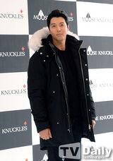 组图：少女时代Yuri时尚站台黑短裙搭棉服