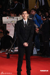 高清：彭于晏携两美女踏红毯 陈意涵秀清纯气息