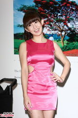 组图：郭书瑶站台摄影诗集 桃红色短裙洋装出场
