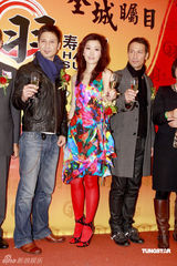 幻灯：周丽淇吊带裙亮相美丽冻人 Soler陷合约纠纷