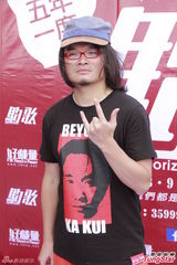 组图：歌迷自发致敬黄家驹 举行海阔天空百人奏