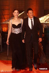 幻灯：香港金像奖颁奖红毯 任达华夫妇甜蜜亮相