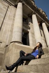 高清组图：孙萌巴塞罗那温情写真 展现知性气质