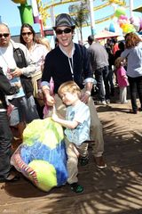 组图：“孔雀”波莫与男友结婚 两爸三娃超萌