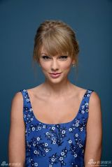 组图：泰勒为《机遇》写歌 露沟写真俏丽典雅