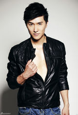 组图：陆昱霖黑色皮衣写真秀腹肌