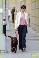 组图：安妮海瑟薇摩登装扮遛狗展笑容