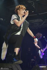 组图：八三夭开唱阿信站台 欲学谢和弦微博放料