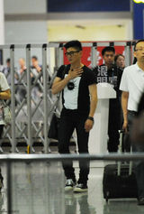 组图：马苏吴奇隆抵京 比肩同行有说有笑