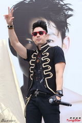 组图：吴建豪亮相签唱会 墨镜耍酷现场热舞