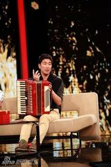 组图：王千源宣传《五湖四海》展现手艺学京剧