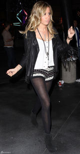 高清组图：阿什丽-提斯代尔街拍短裤丝袜秀美腿